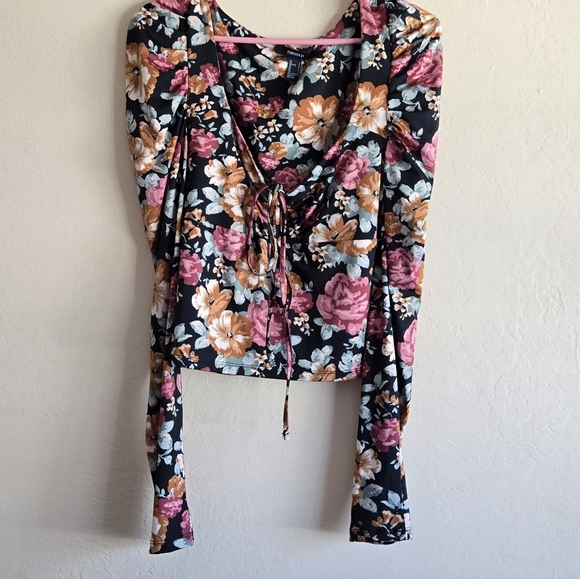 Forever 21 Long Sleeve Ruffle Shoulder Floral Top Size Large - Picture 9 of 9